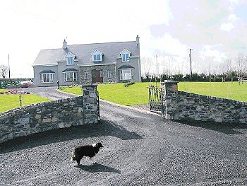 Tinil House B&B, 
Enagh North, 
Kilkishen, 
Co. Clare,
Irland
